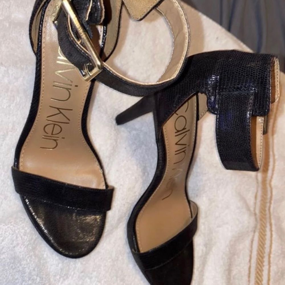 Calvin Klein platform black faux leather open toe sandal size 6